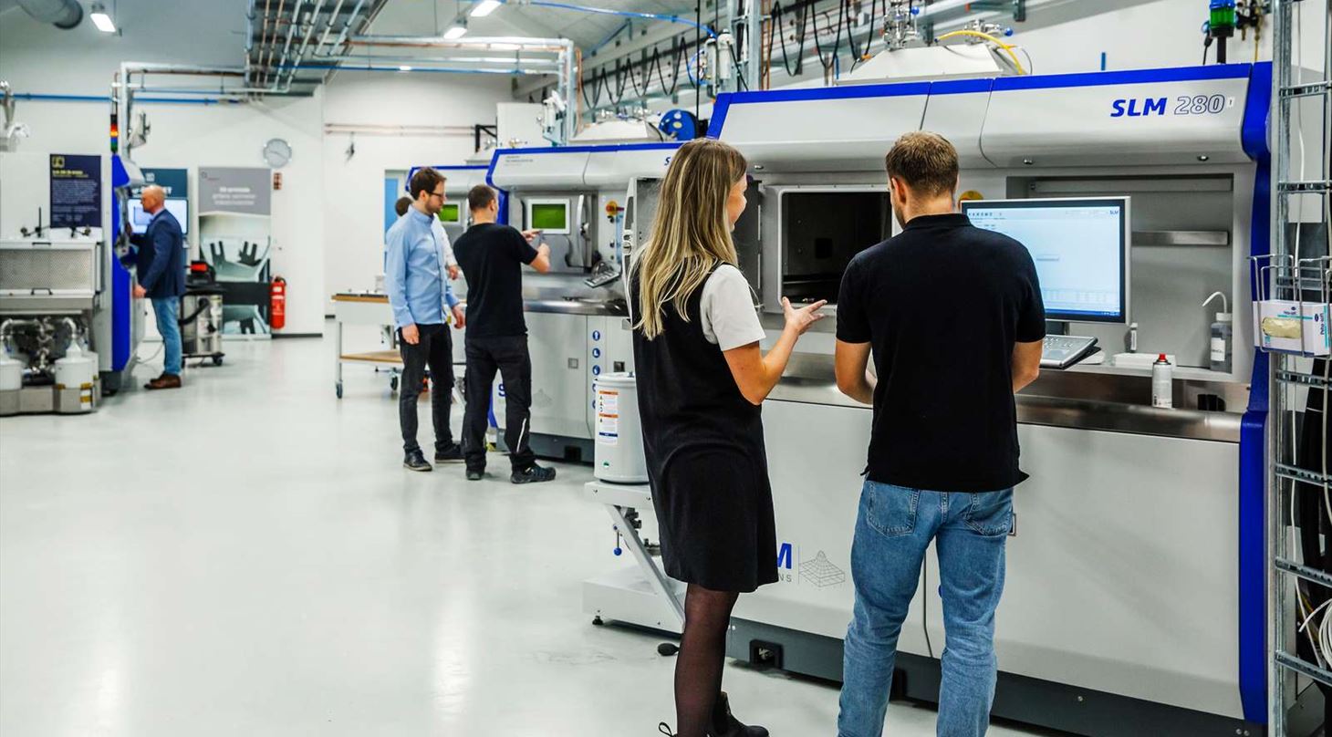 3D-print produktionshal med mennesker og fire printere